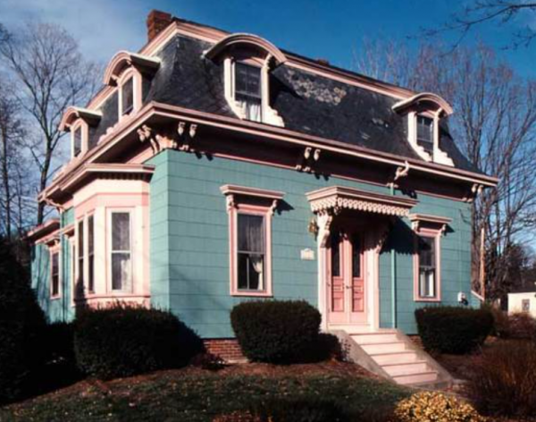 Rumah bergaya Eropa klasik dengan atap mansard yang menambah pesona dan karakter bangunan